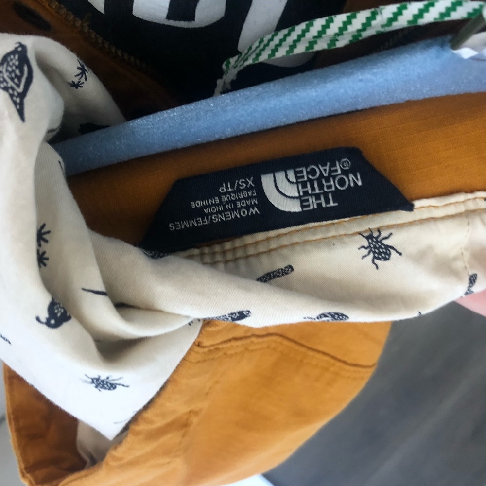 Wow! Brand new North Face tailored jacket with all the details! Zip/button XS - Picture 2 of 7